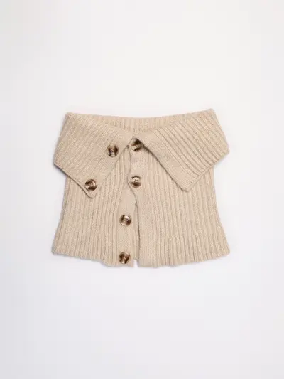 Шарф-манишка на пуговицах с декоративной нашивкой в ассортименте